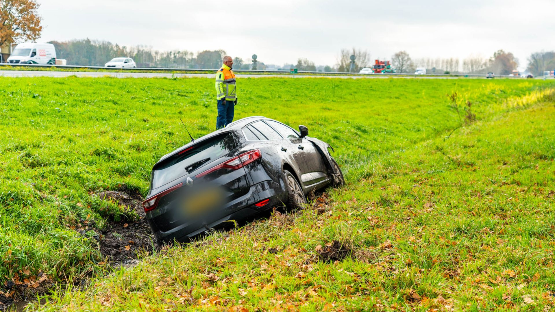 Auto schiet van A28 • geen treinen door aanrijding.