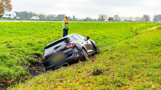 Auto schiet van A28, bestuurder heeft 'engeltje op schouder'