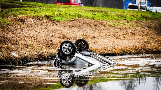 Auto gaat kopje onder na ongeluk op verbindingsweg. Auto gaat kopje onder na ongeluk op verbindingsweg.
