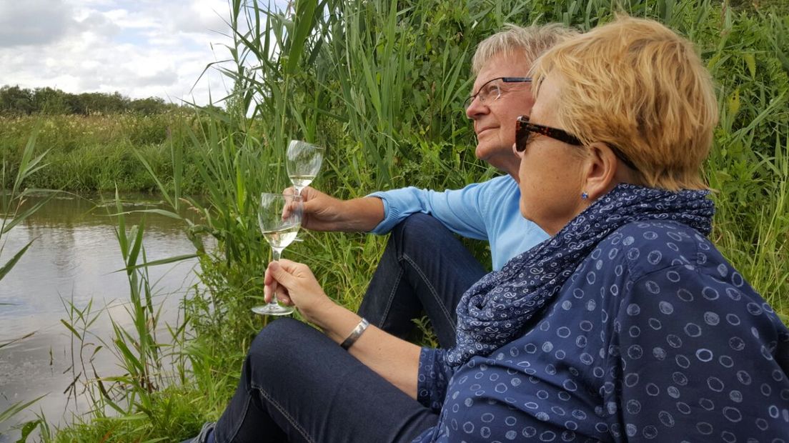 Herman Thije en zijn vrouw Lucie Schuringa bij het Oudemolensche Diep (Rechten: Nico Swart / RTV Drenthe)