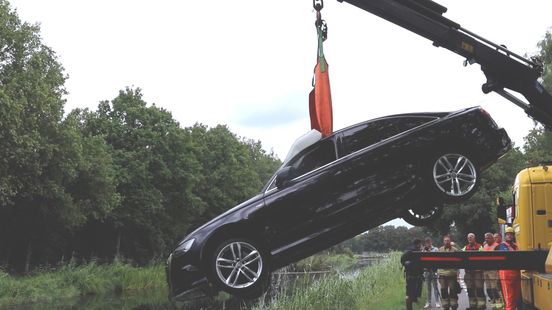 Audi A6 na ongeval kopje onder in Apeldoorns Kanaal. Audi A6 na ongeval kopje onder in Apeldoorns Kanaal.