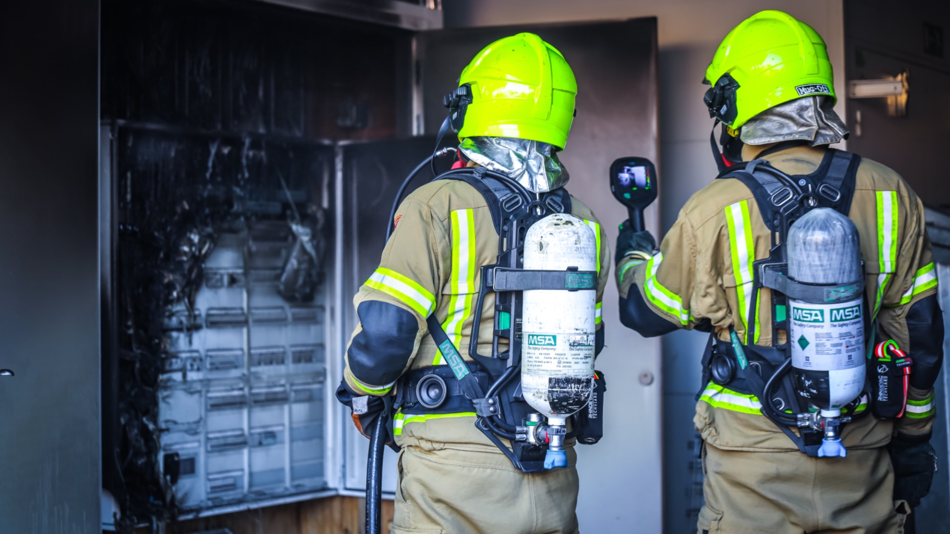 De meterkast is zwaar beschadigd door de brand.