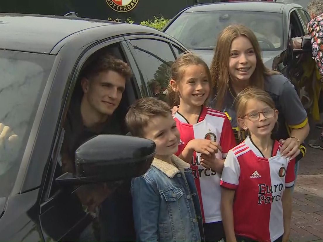 Guus Til poseert met een paar jonge Feyenoord-supporters
