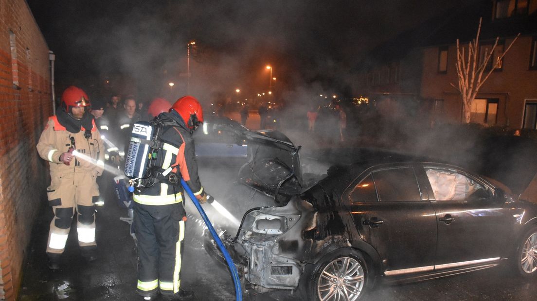 De brandweer had de brand vrij snel onder controle, maar kon grote schade aan de auto niet voorkomen