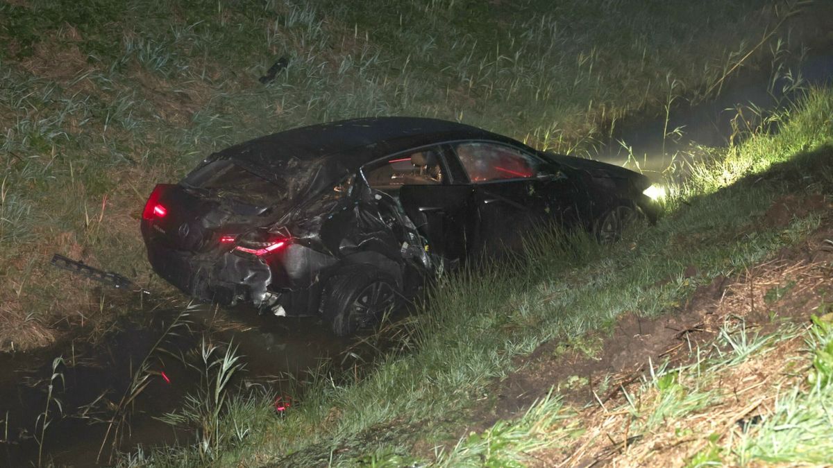 Bestuurder rijdt onder invloed op N33 en eindigt in sloot