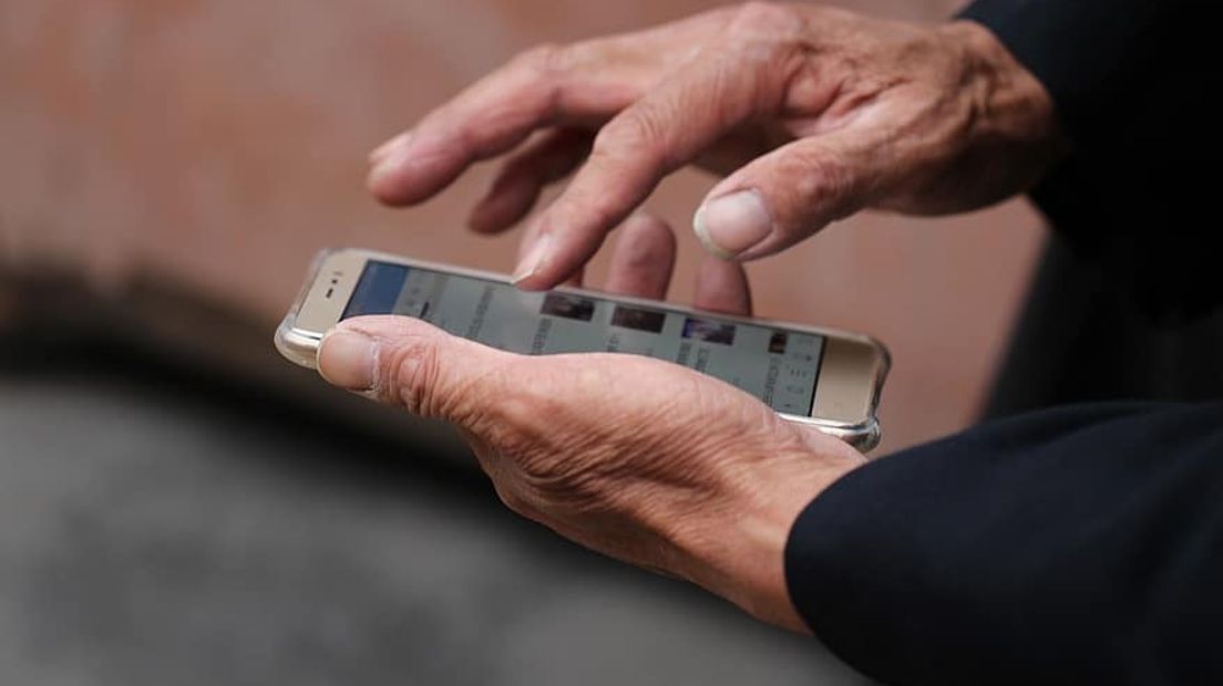 Vrouw ontroostbaar: mobieltje met foto's van overleden man gestolen.