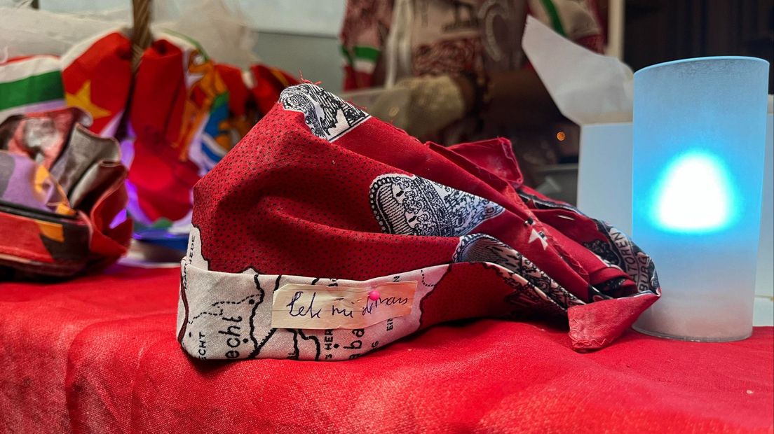 Een van de hoofddoeken met betekenis; 'Lek mi de mars', oftewel 'loop naar de duivel'