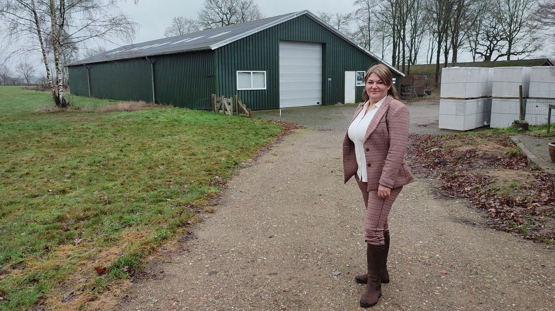 Gina van Elburg van Koninklijke Hondenbescherming heeft een rondleiding over het terrein waar de opvang gaat komen