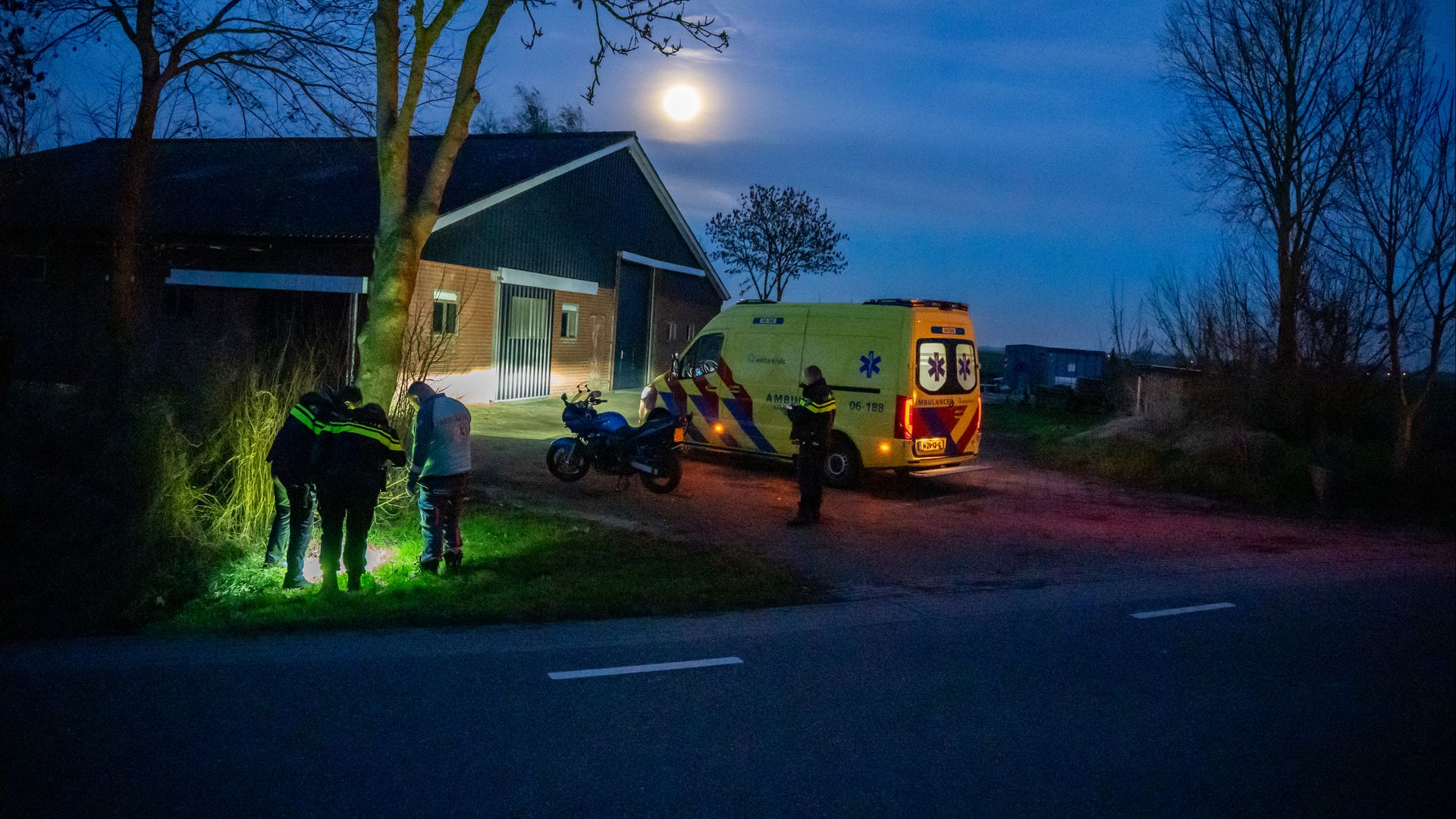 Motorrijder gewond • auto over de kop