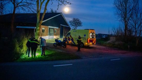Motorrijder gewond • auto over de kop