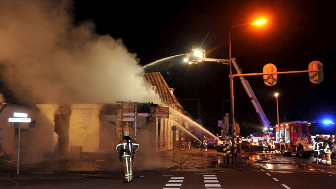 Brand verwoest pand in centrum Nijverdal