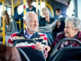 Gratis busvervoer moet kinderen en ouderen met een krappe beurs op weg helpen