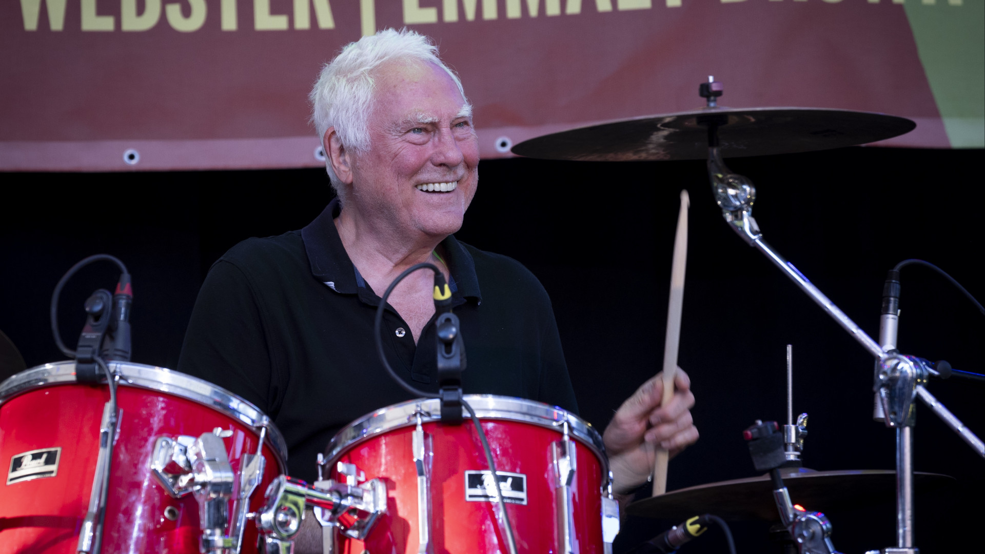 Cesar Zuiderwijk (Golden Earring) straalt van oor tot oor