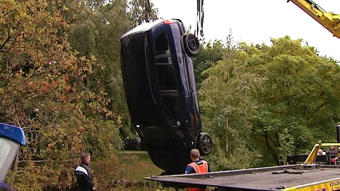 De auto wordt uit het water getakeld