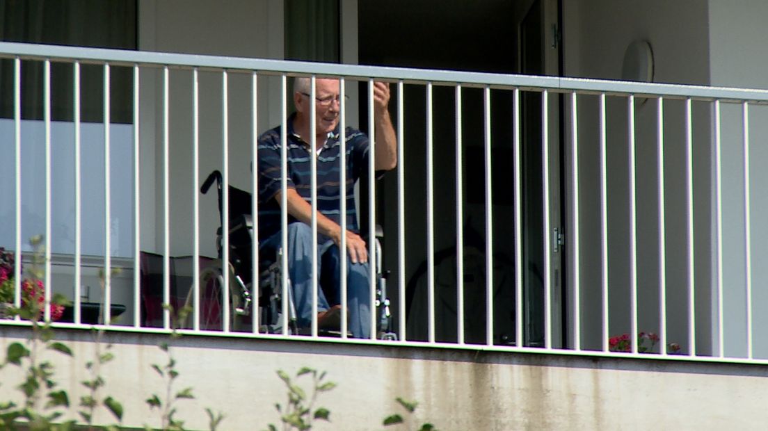 Kees de Winter bij zijn appartement