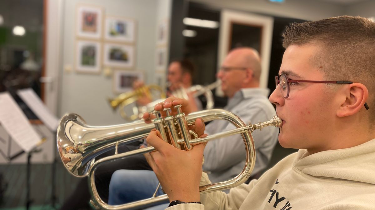 Muziekvereniging Zuidzande bootst tv-programma Maestro na met burgemeester Marga Vermue
