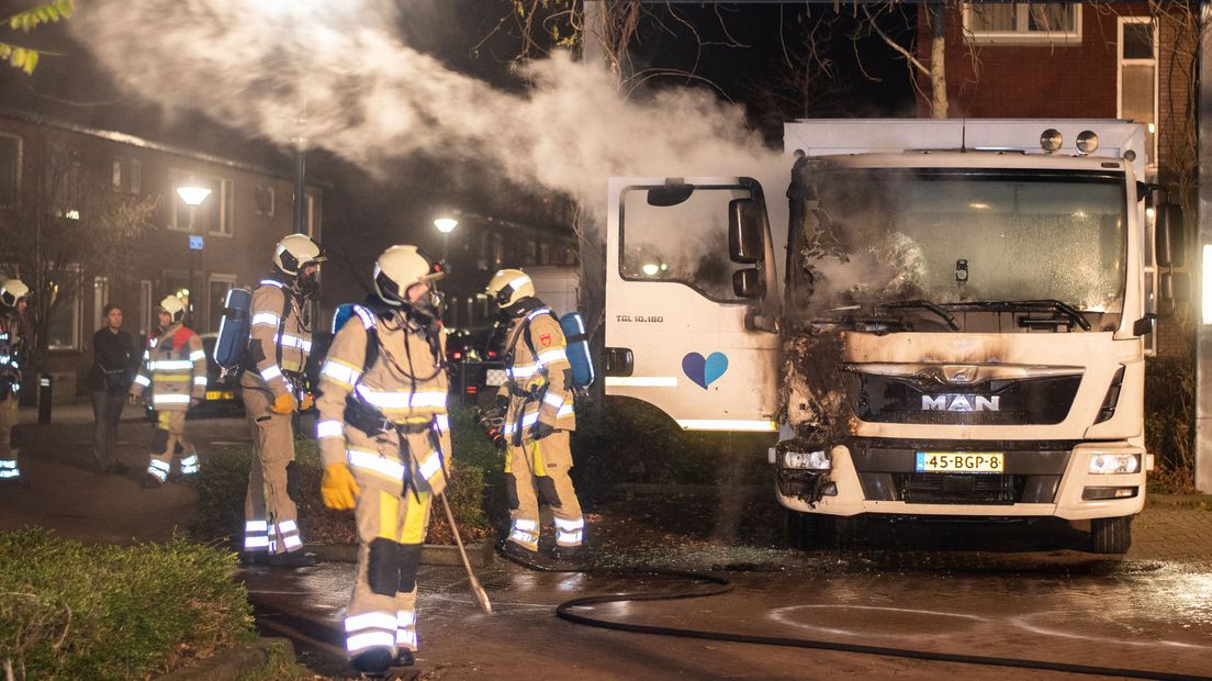 Vrachtwagen zwaarbeschadigd bij brand in Woerden