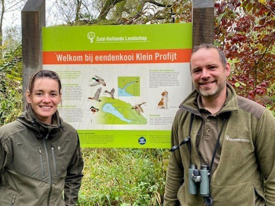 Boswachters Mirjam Eikelenboom en Wouter Boer bij de eendenkooi van Klein Profijt bij Rhoon.
