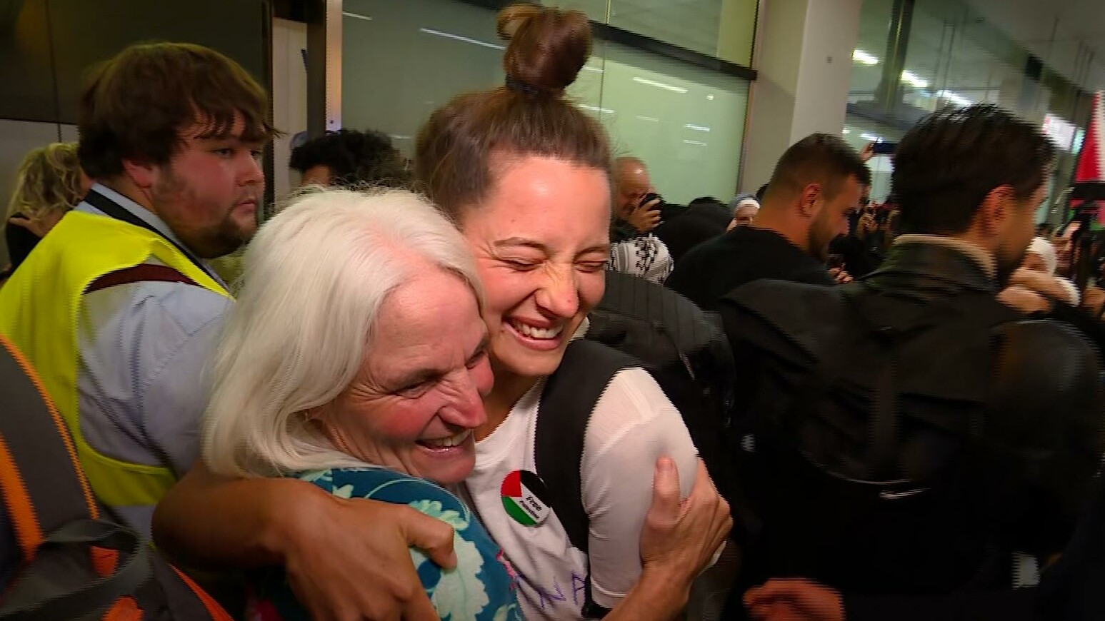 Roos Ykema mei har mem by har oankomst op Schiphol