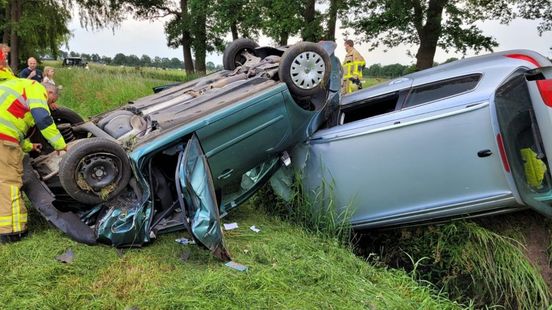 Autos belanden na botsing op elkaar in weiland.