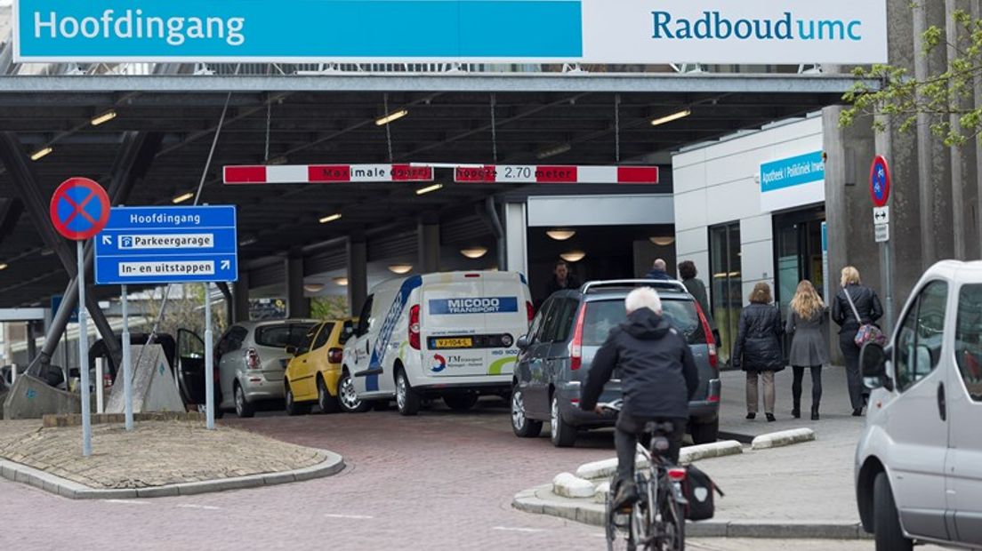 Het Radboudumc in Nijmegen heeft een kankerspecialist ontslagen die geen goede zorg gaf. Dat bevestigt het ziekenhuis na berichtgeving van EenVandaag.