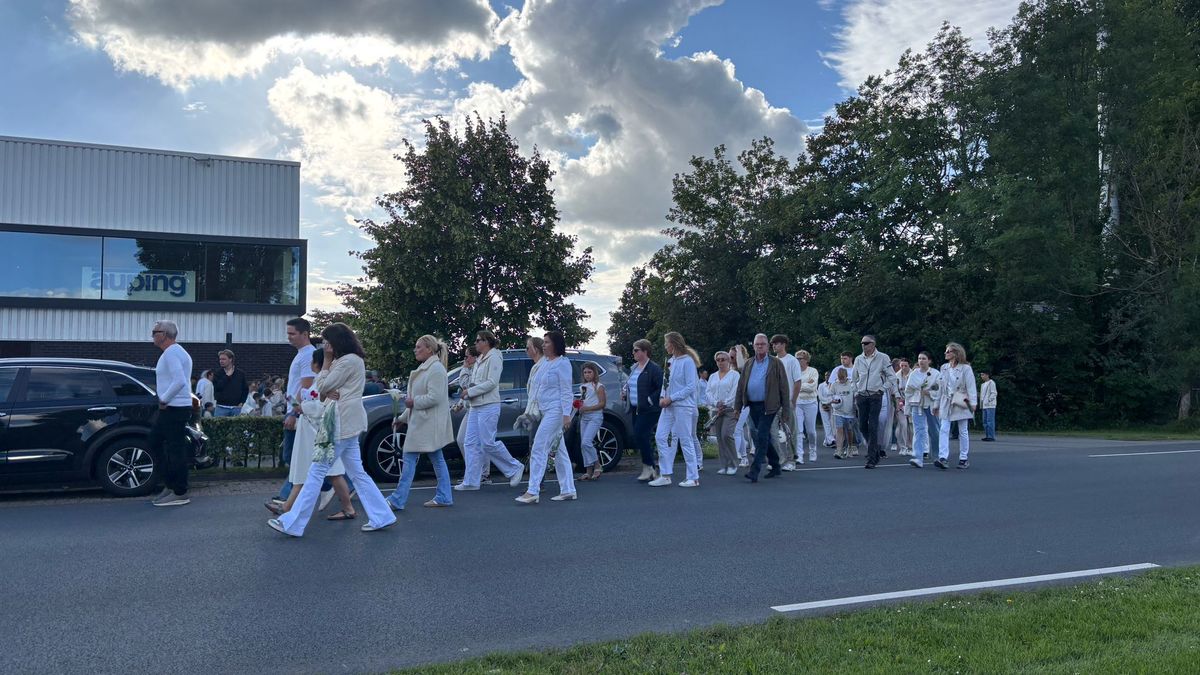 Stille tocht in het wit • Kaarsjes in kerk Axel