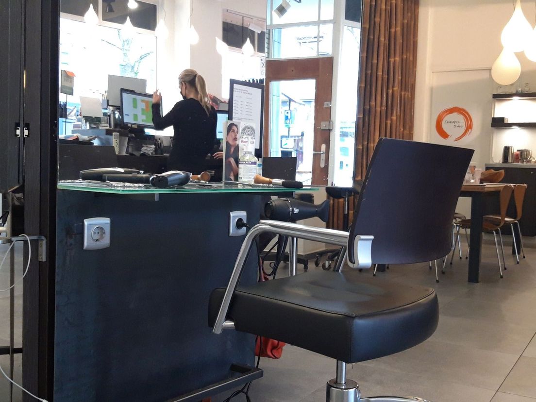 Veel stoelen blijven leeg in Christiaan Lifestyle Salon & Spa in Rotterdam