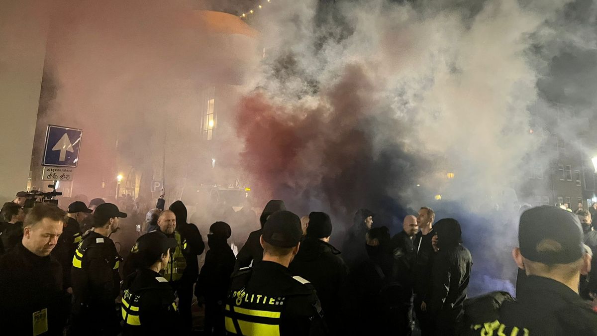 Groepen demonstranten tegenover elkaar bij extreemrechtse herdenking