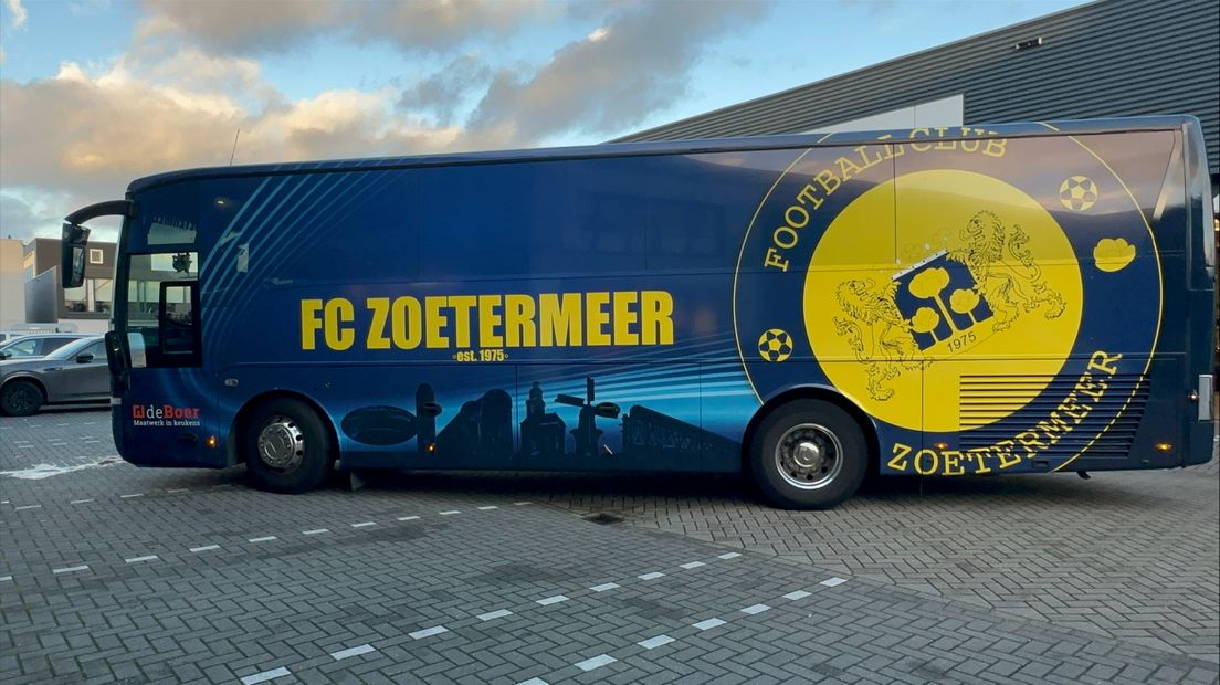 Zaterdag werd de spelersbus voor het eerst in gebruik genomen