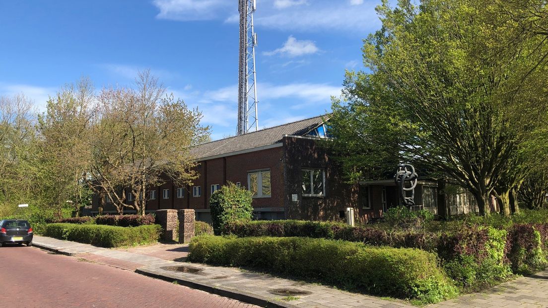 De plek waar de nieuwe schoollocatie moet verrijzen: de KPN-locatie in Warffum.