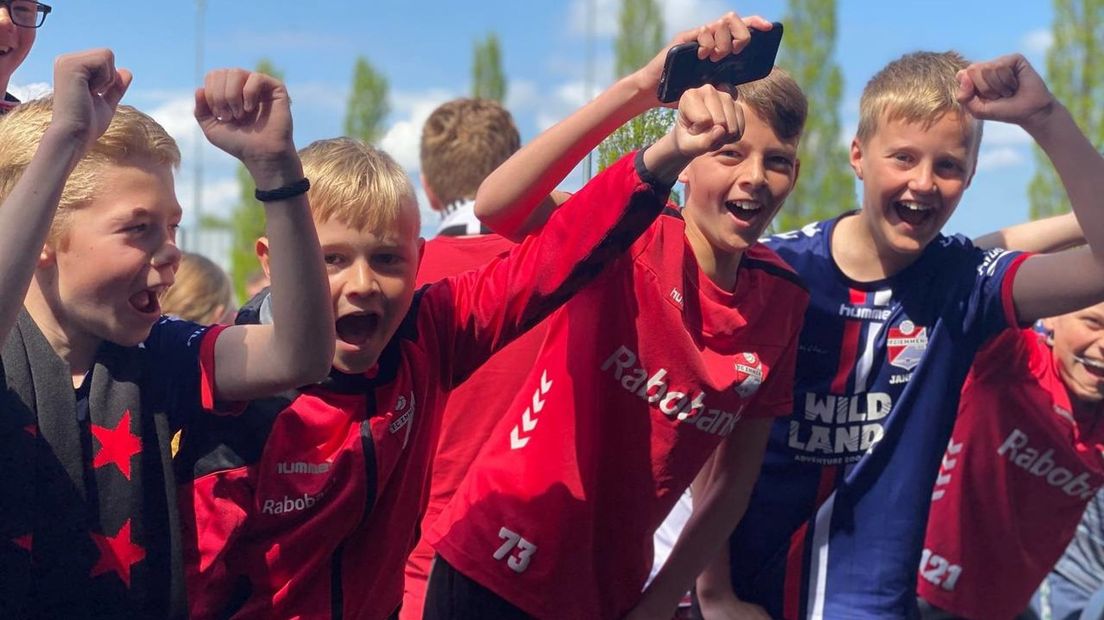 Ook jeugdige supporters van FC Emmen zijn naar De Oude Meerdijk gekomen