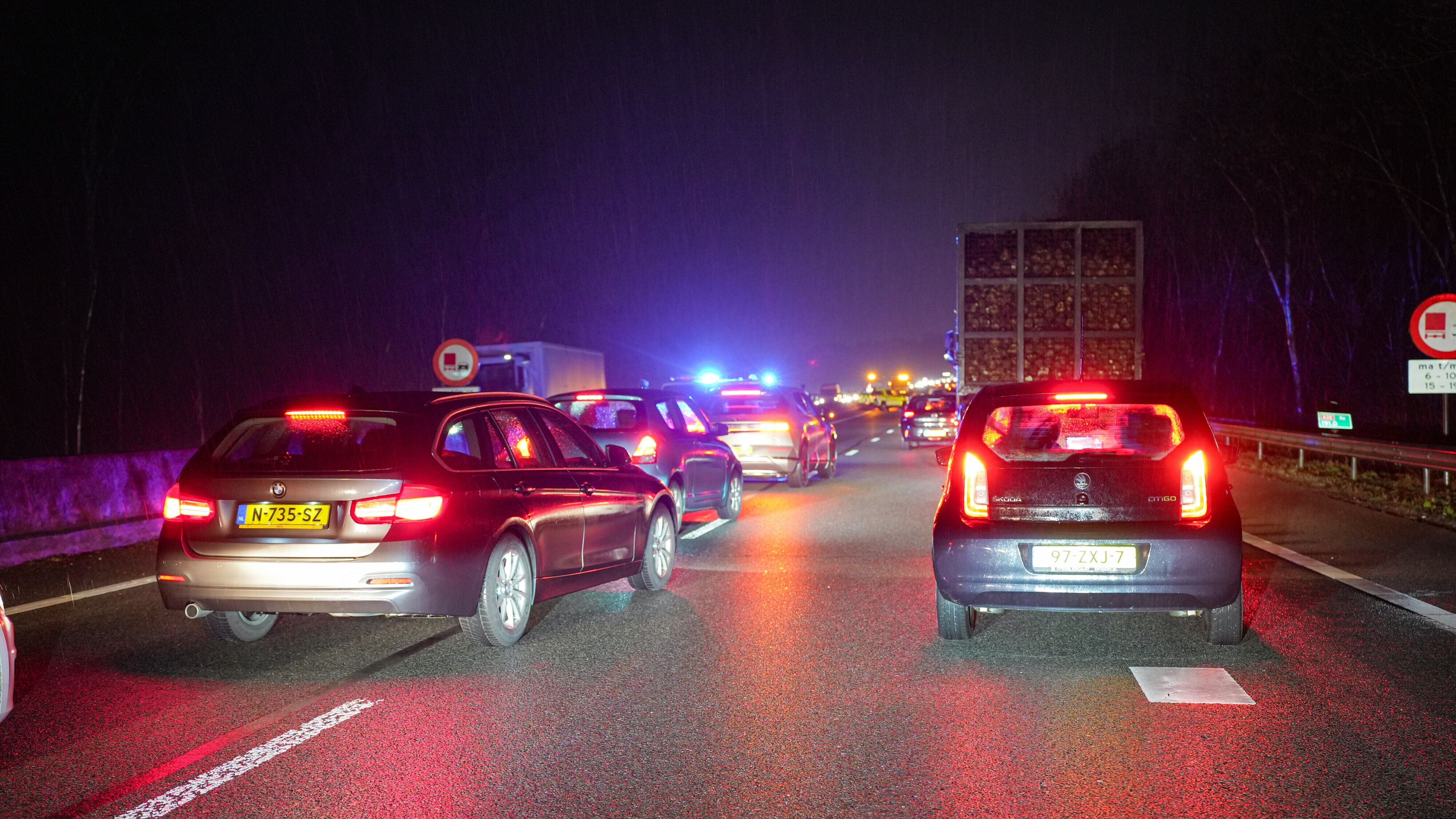 File op de A28 bij Eelde in beide richtingen