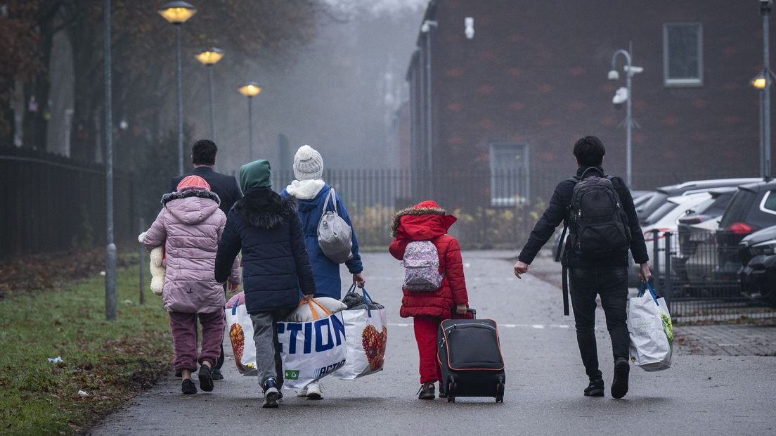 Asielzoekers arriveren bij asielzoekerscentrum en aanmeldcentrum Ter Apel. Door de spreidingswet zouden asielzoekers vanaf daar eerlijk moeten worden verspreid over Nederland.