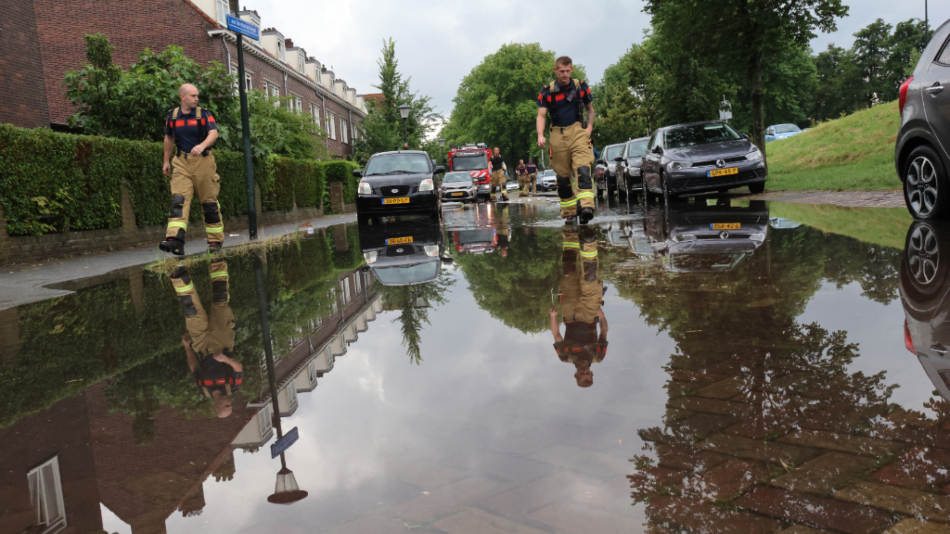 Grote regenplassen door de wolkbreuk in Vlaardingen-Oost.