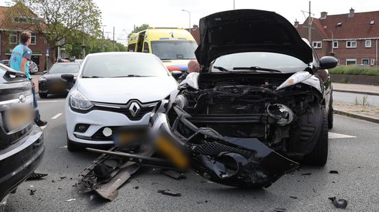 Drie auto's op elkaar bij ongeluk op kruispunt Home