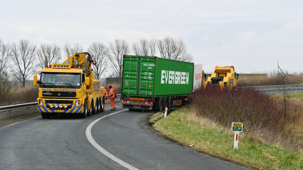 N254 urenlang afgesloten vanwege vastgelopen vrachtwagen