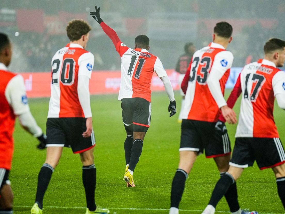 Javairô Dilrosun (nummer 11) steekt zijn hand in de lucht na zijn treffer voor Feyenoord tegen NEC