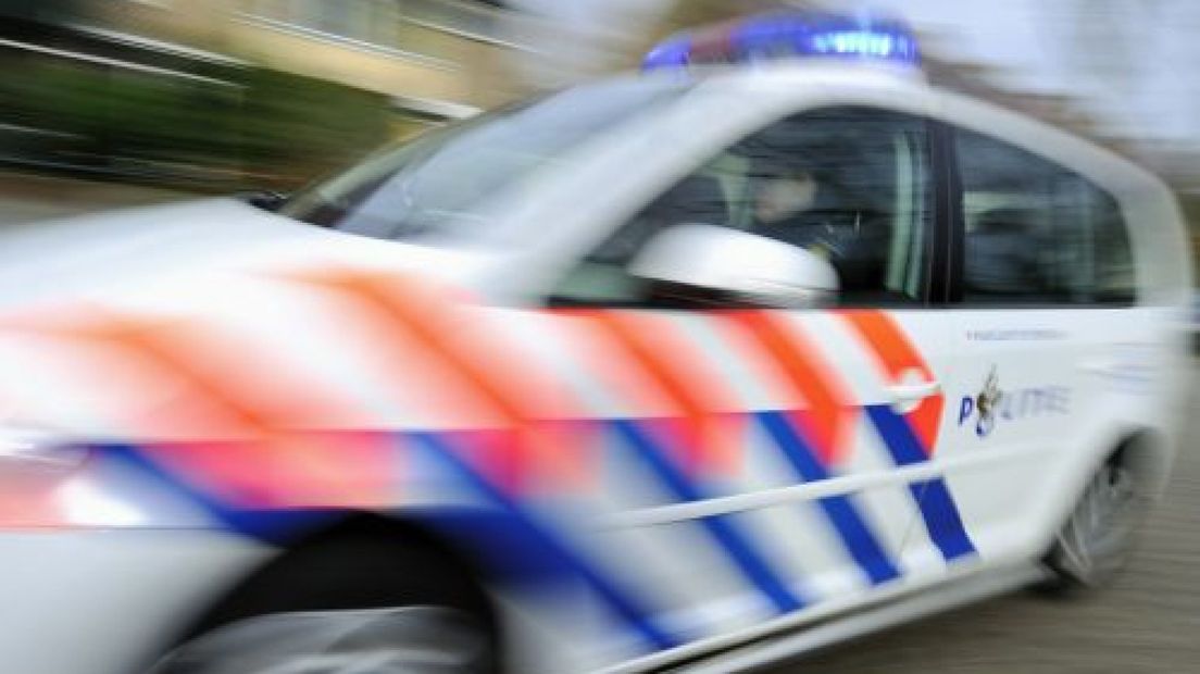 Vluchtende automobilist botst tegen boom in Hierden
