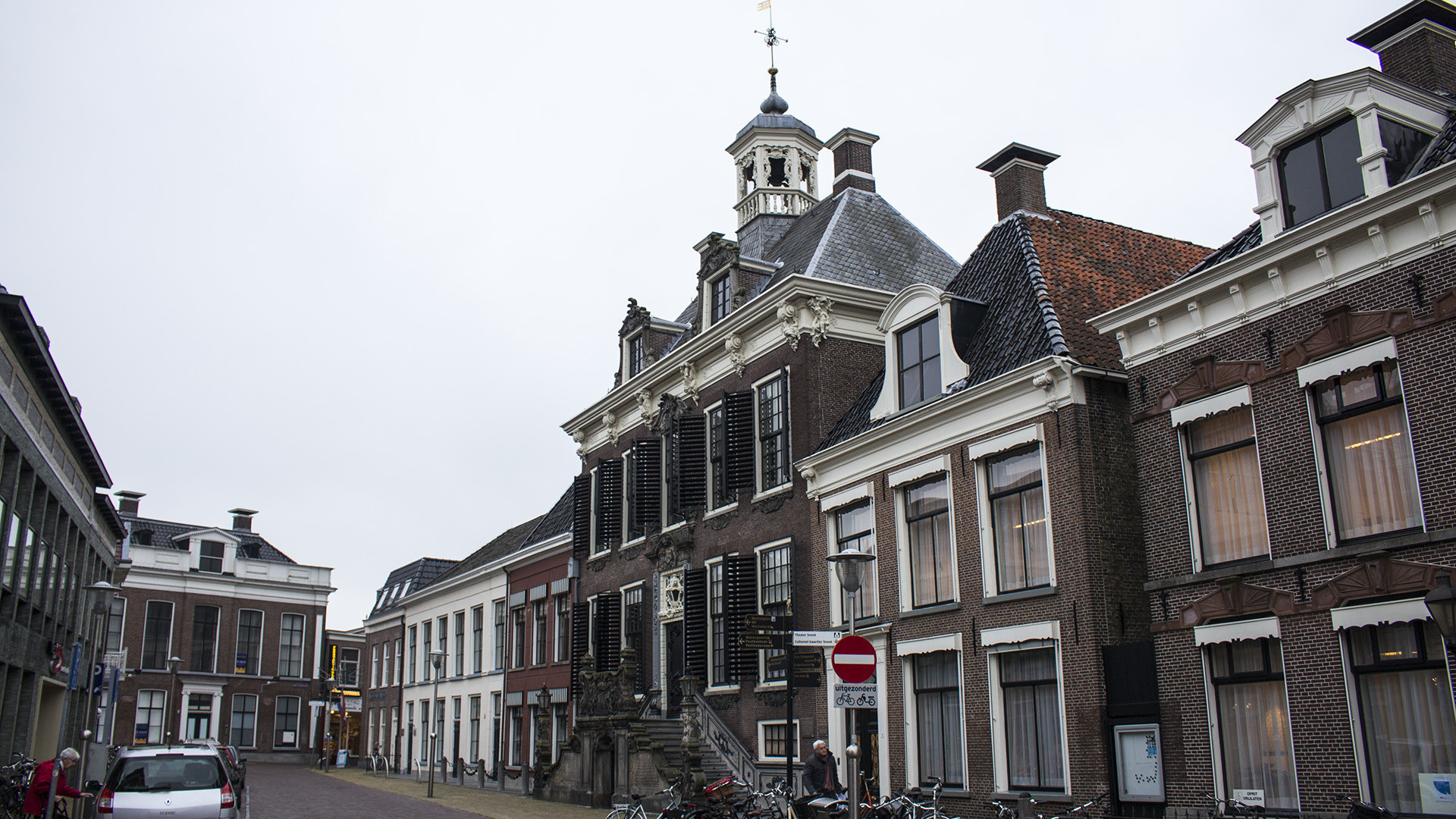 Het stadhuis van Sneek met op de achtergrond het bestuurshuis