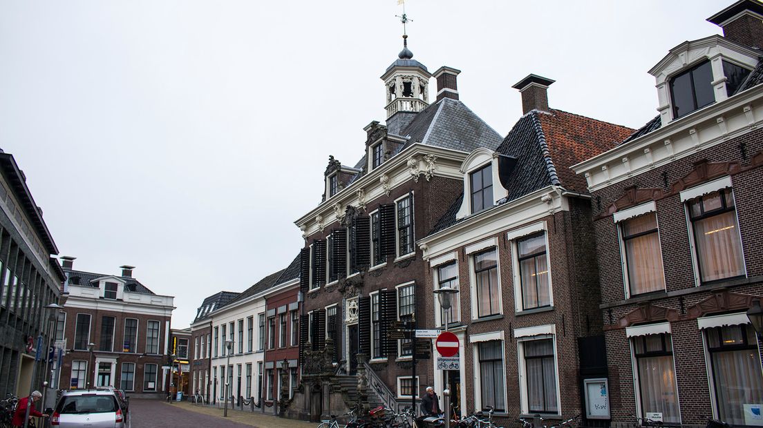 Het stadhuis van Sneek met op de achtergrond het bestuurshuis