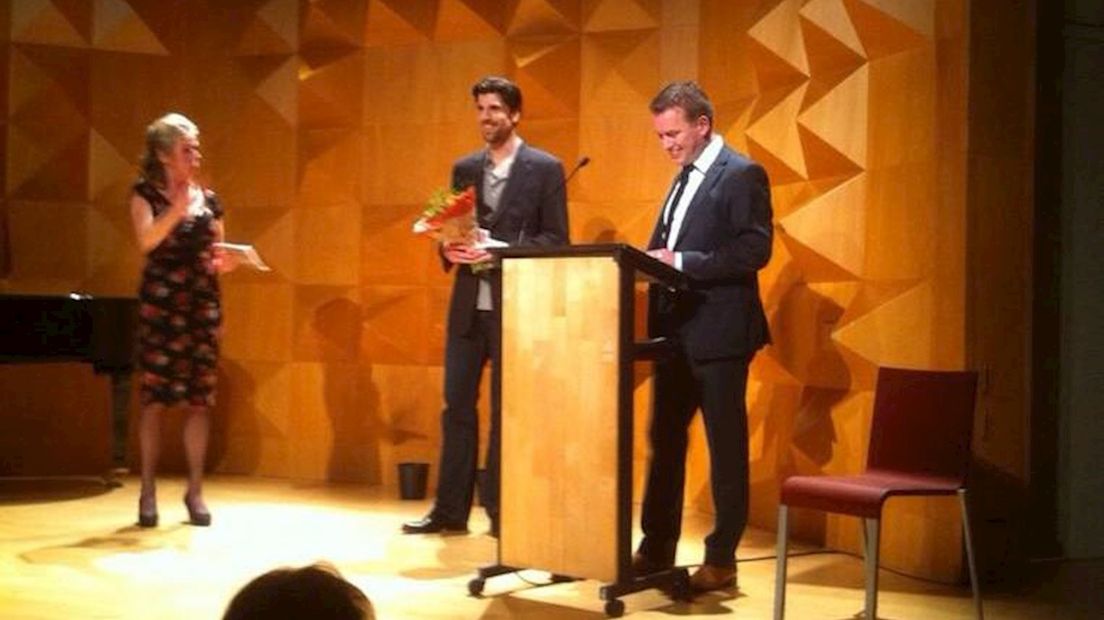 Winnaar Jovan Bilbija stadsdichter van Enschede