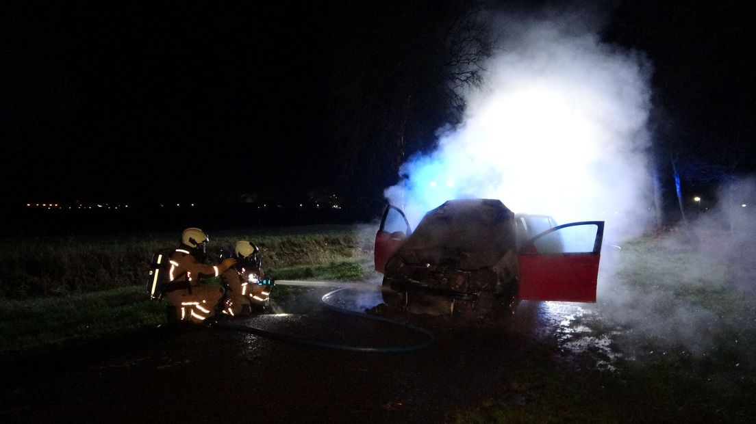 Auto in vlammen op bij Wanneperveen