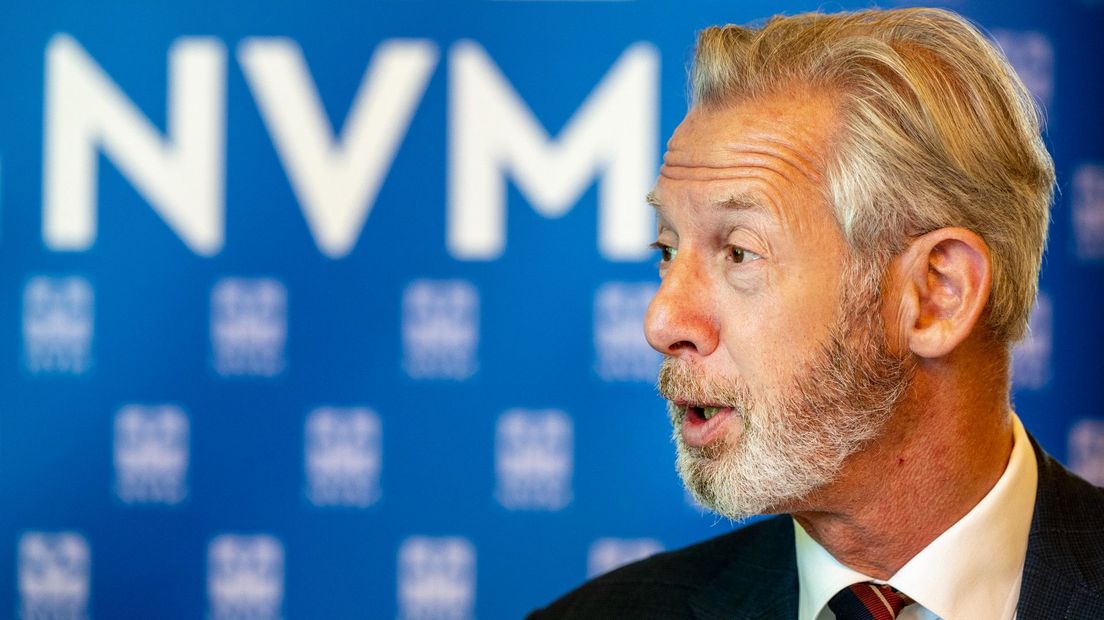 NVM-voorzitter Onno Hoes licht de verkoopcijfers toe