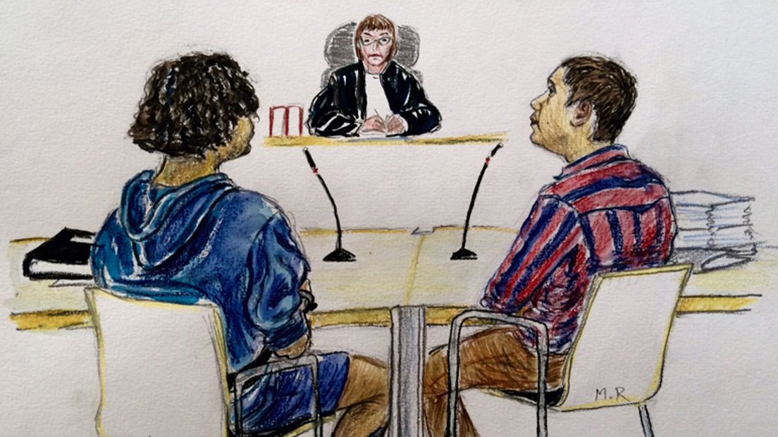 De moordbroers tijdens een van de rechtszaken (tekening: Annet Zuurveen)