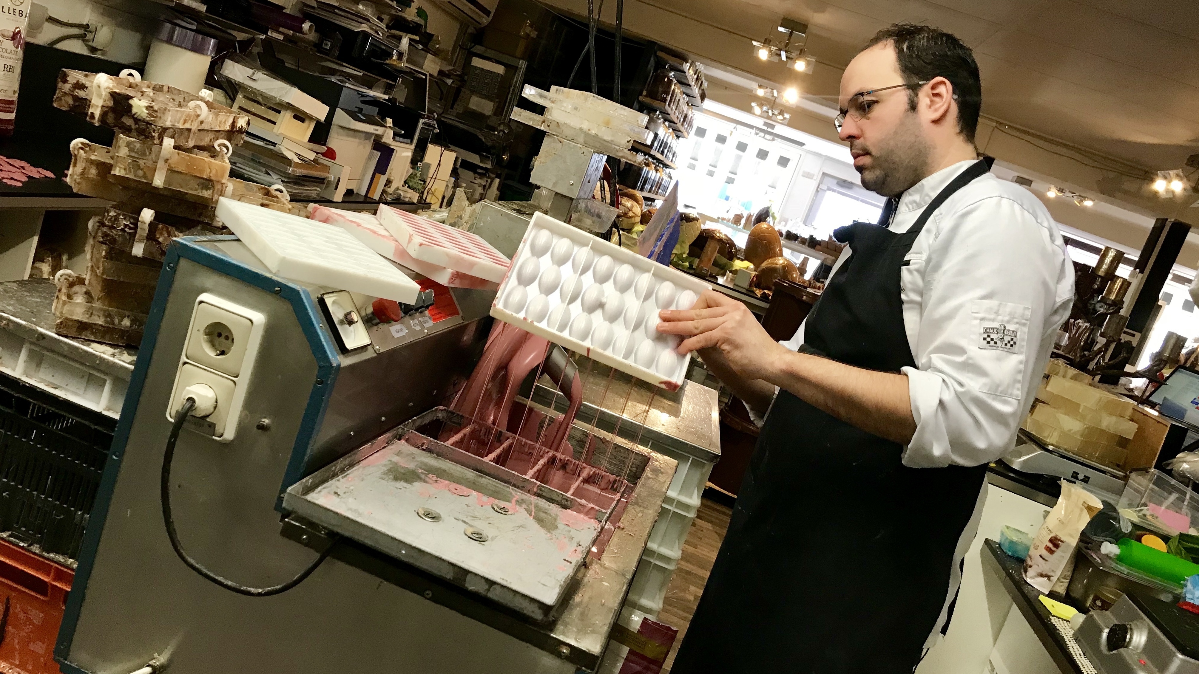 Roze chocolade bezorgt chocolatier handenvol werk - Omroep Zeeland