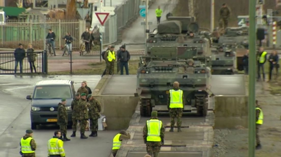 De pantservoertuigen gaan met de trein naar Polen (Rechten: RTV Drenthe)