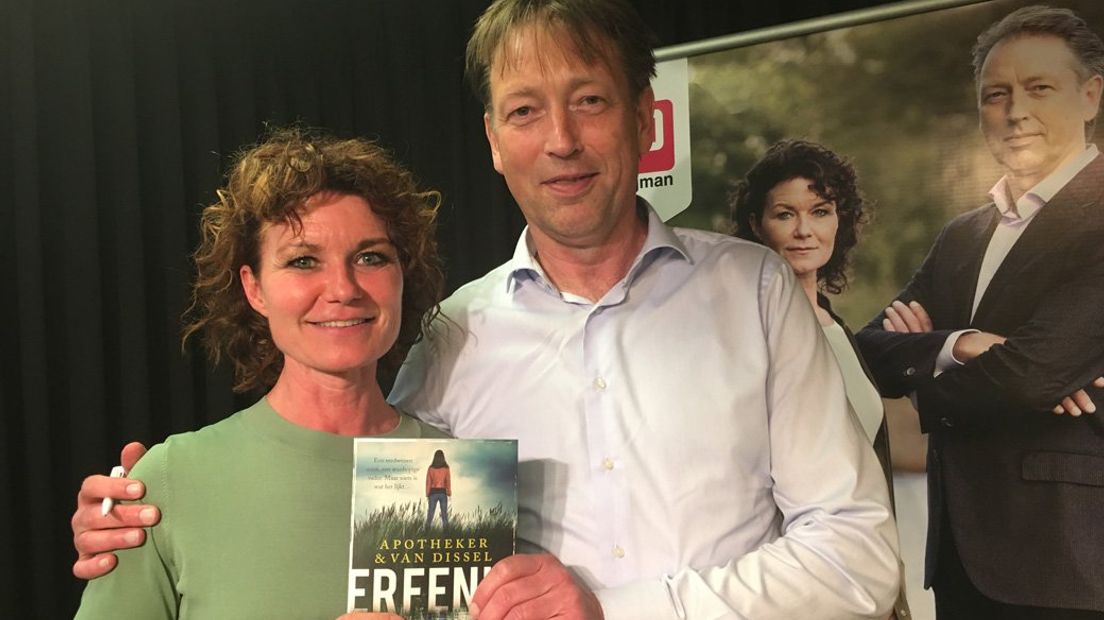 Kirsten van Dissel en Henk Apotheker met hun boek 
