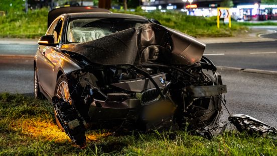 Auto flink beschadigd na botsing met paal in Schiedam. Auto flink beschadigd na botsing met paal in Schiedam.