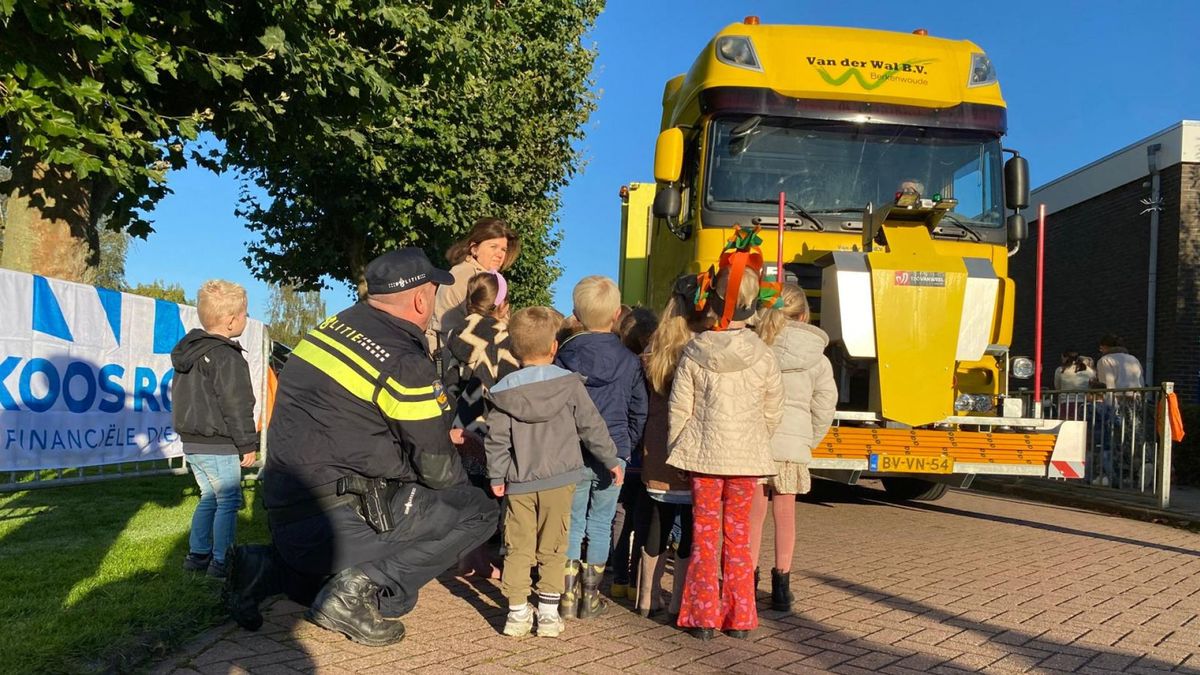 Kinderen in dorp met smalle wegen krijgen 'dode hoek-les' van hoveniersbedrijf