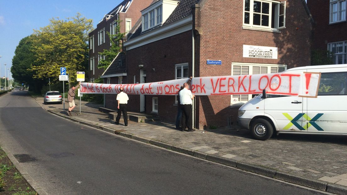 Protesterende buschauffeurs in Hoogeveen